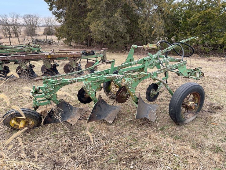 john-deere-pull-type-three-bottom-plow-image-16