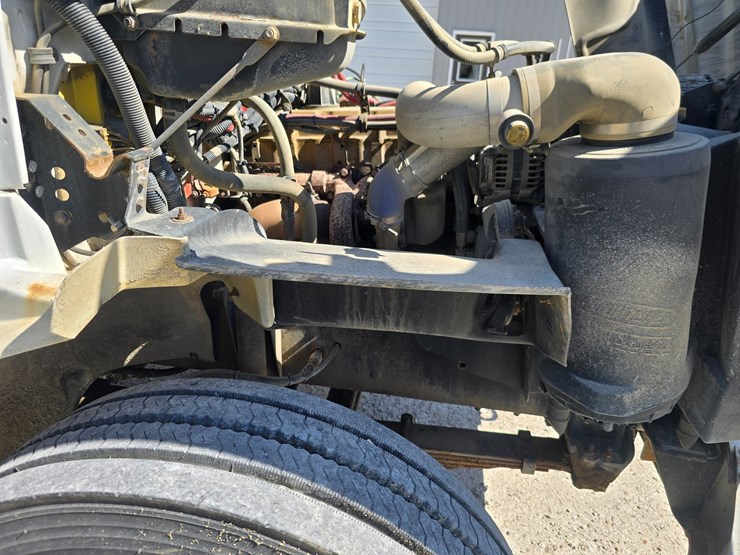 2001-freightliner-fl70-image-40