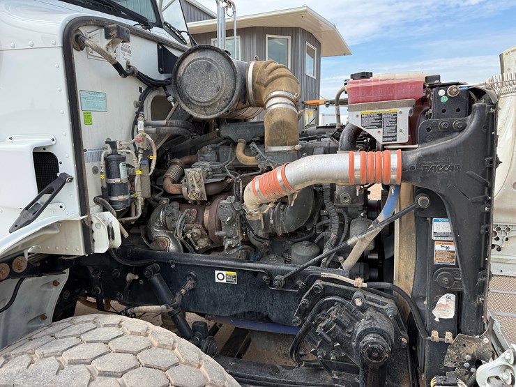 2015-peterbilt-365-image-33