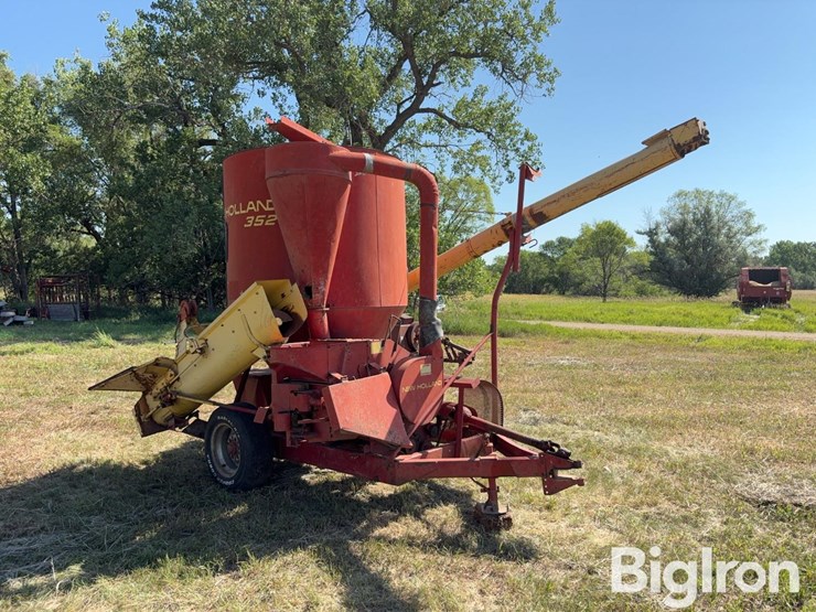 new-holland-352-image-3