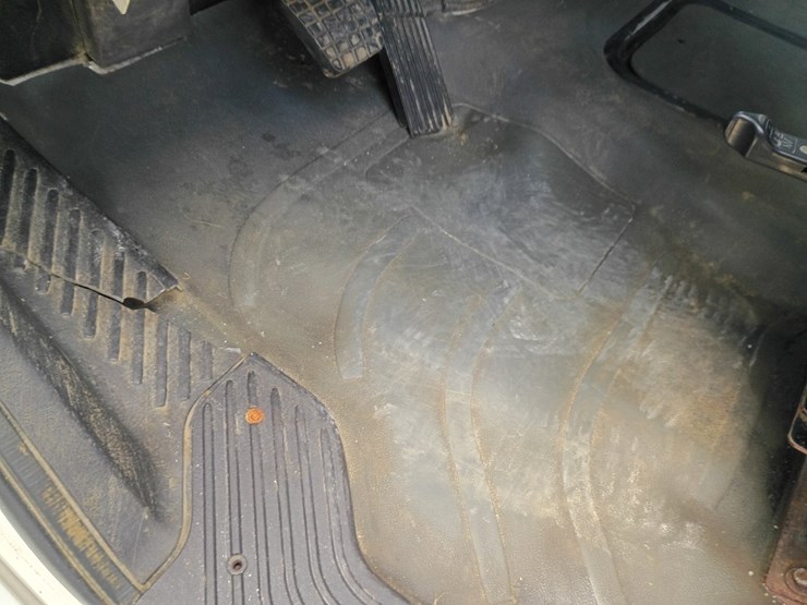 2008-freightliner-m2-106-image-37