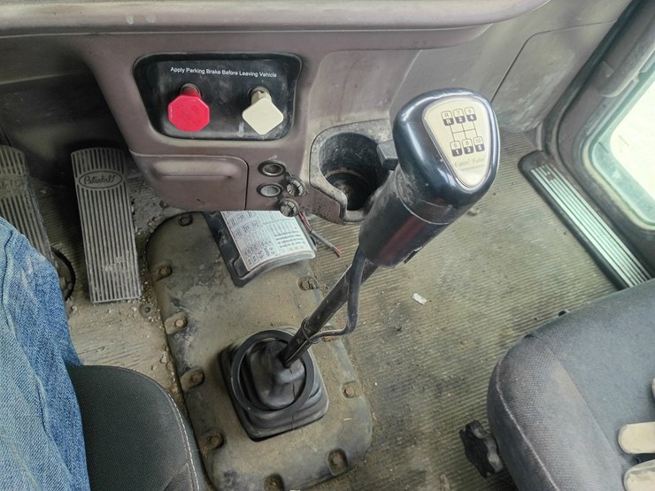 2012-peterbilt-384-image-55