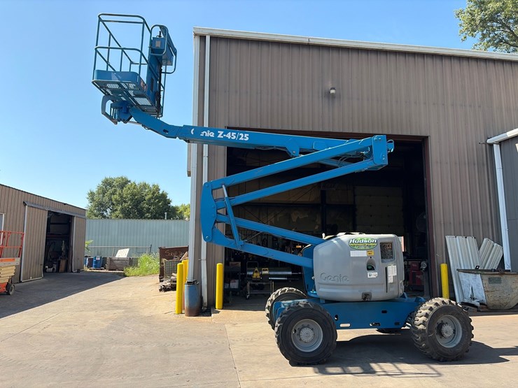 #201-•-2000-genie-z45/25-articulating-boom-lift-image-1