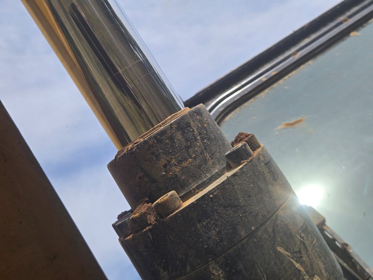 2019-caterpillar-320-image-104