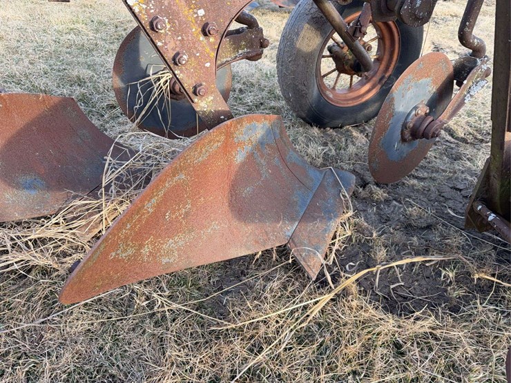 john-deere-pull-type-three-bottom-plow-image-17