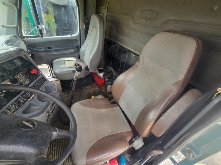 2009-freightliner-columbia-120-image-37