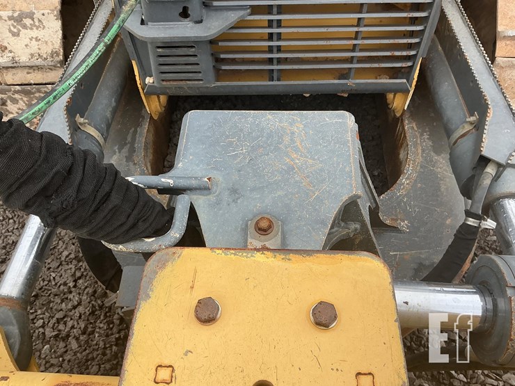 2014-deere-750k-xlt-image-11