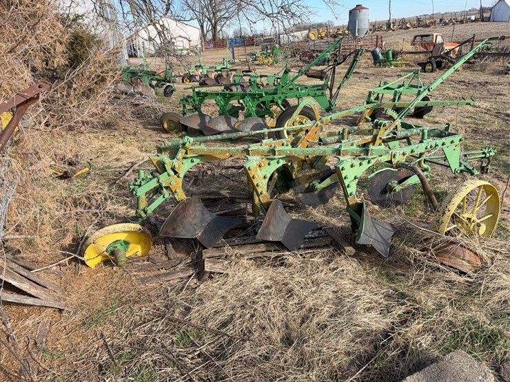 john-deere-pull-type-three-bottom-plow-image-3