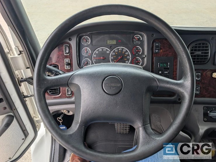 2012-freightliner-m2-stakebed-truck-image-27