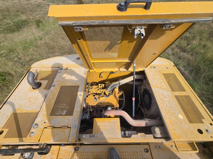 2019-caterpillar-320-image-24