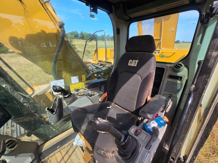 2019-caterpillar-320-image-47
