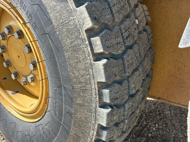 2011-caterpillar-140m2-awd-image-40