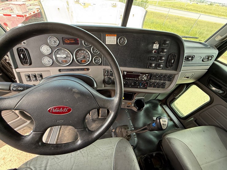 2015-peterbilt-365-image-25