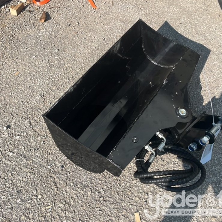 Unused TPM 32" Hydraulic Tilt Bucket, 1" Pin Hole c/w Hydraulic Hoses to suit 0.8-1.4 Ton Mini Excavators