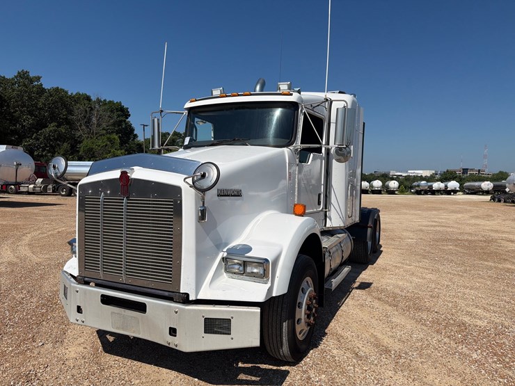 2010-kenworth-t800-image-1