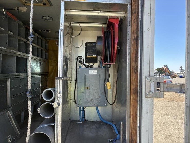 2002-workhorse-p42-image-13