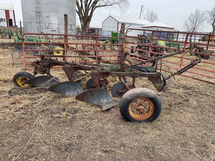 john-deere-pull-type-three-bottom-plow.-image-6