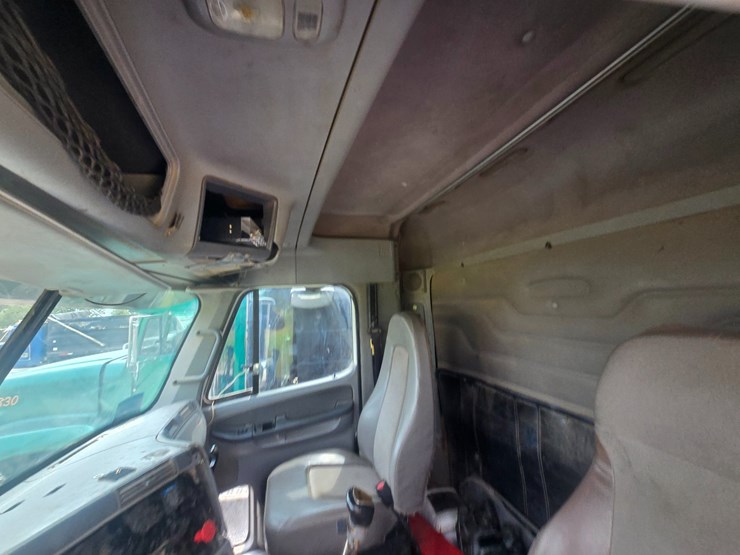 2009-freightliner-columbia-120-image-38