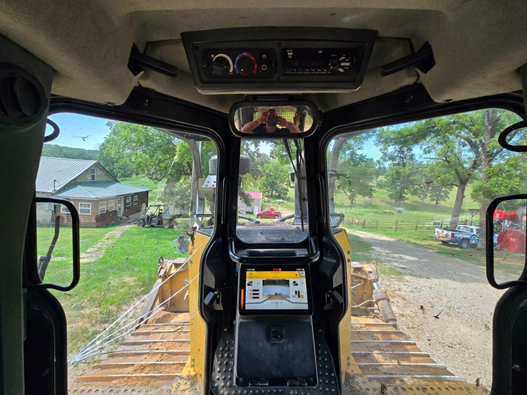 2019-caterpillar-d6-image-36