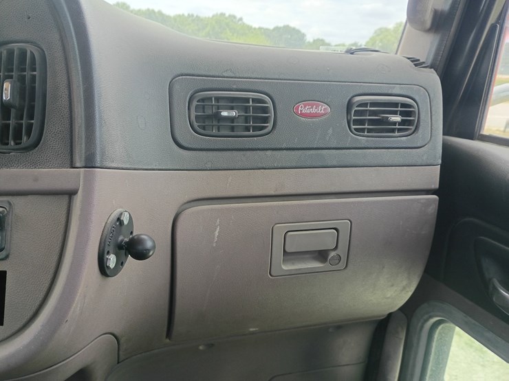 2012-peterbilt-384-image-45