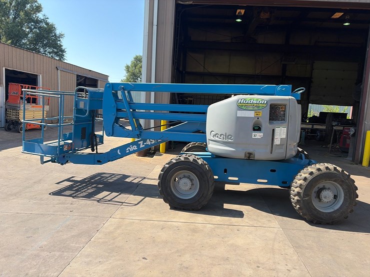 #201-•-2000-genie-z45/25-articulating-boom-lift-image-2