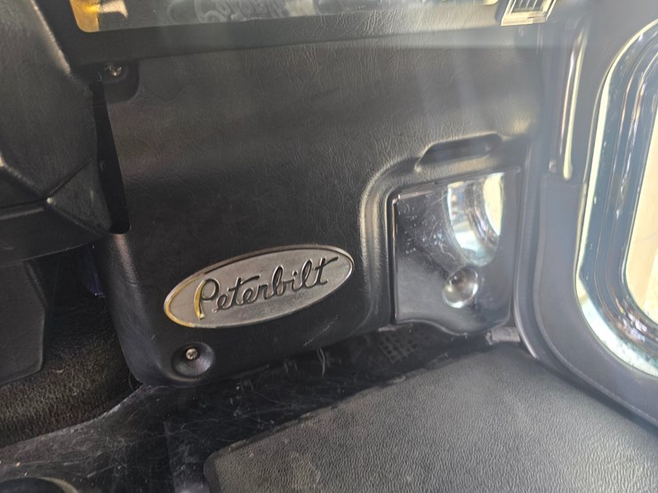 2000-peterbilt-379-image-97