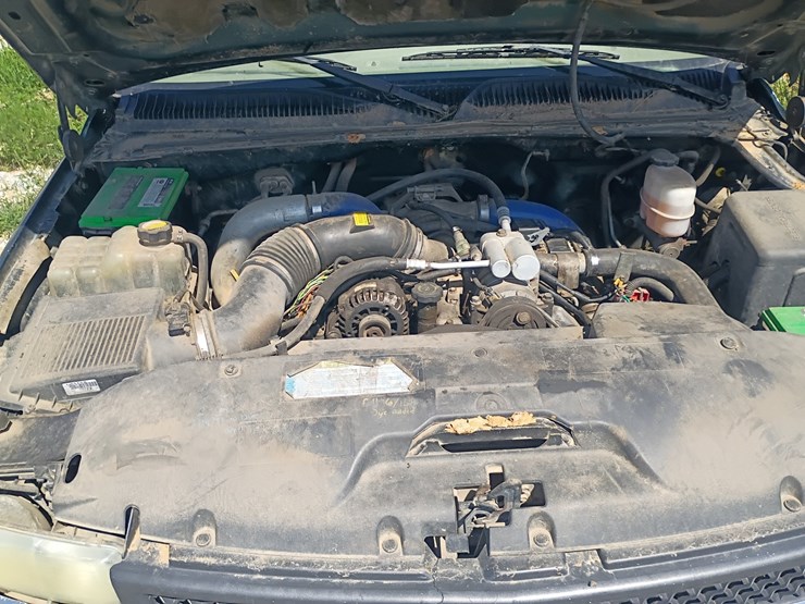 2001-chevrolet-silverado-3500-image-10