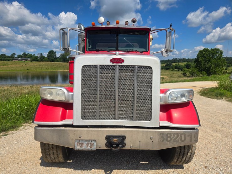 2009-peterbilt-367-image-21