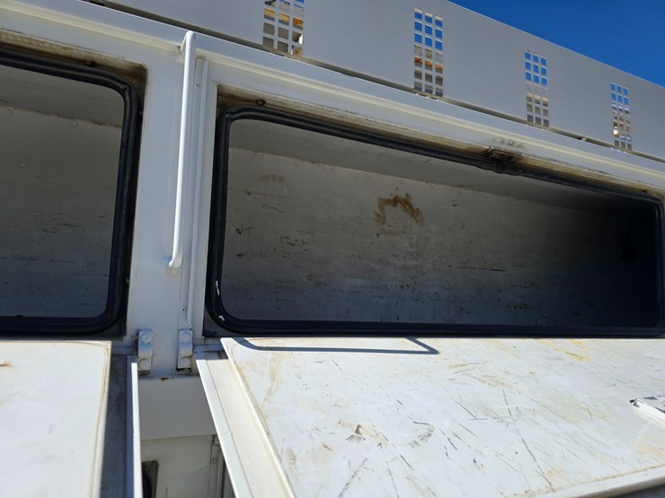 2001-freightliner-fl70-image-64
