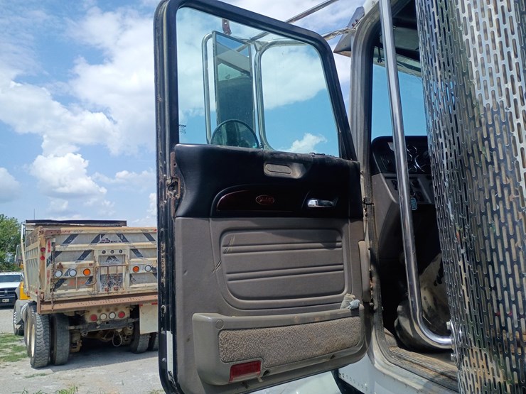 2014-peterbilt-367-image-36