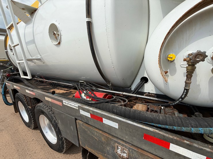 2019-peterbilt-389-image-35