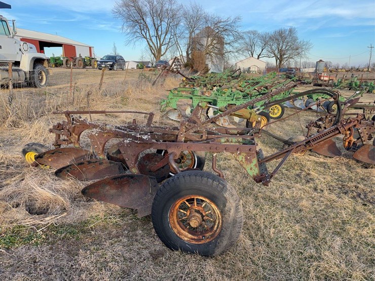 john-deere-pull-type-three-bottom-plow-image-2