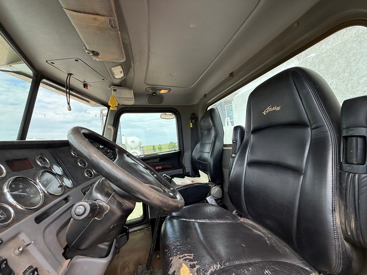 2019-peterbilt-389-image-38