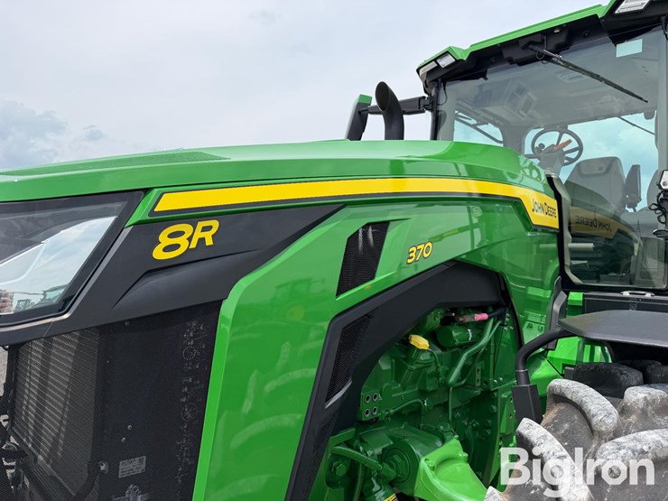 2025-john-deere-8r-370-image-10