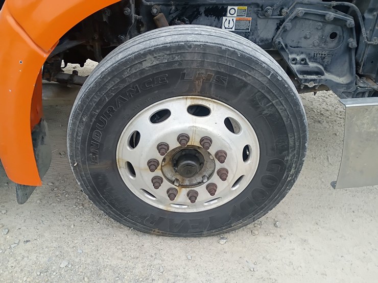 2012-peterbilt-384-image-105