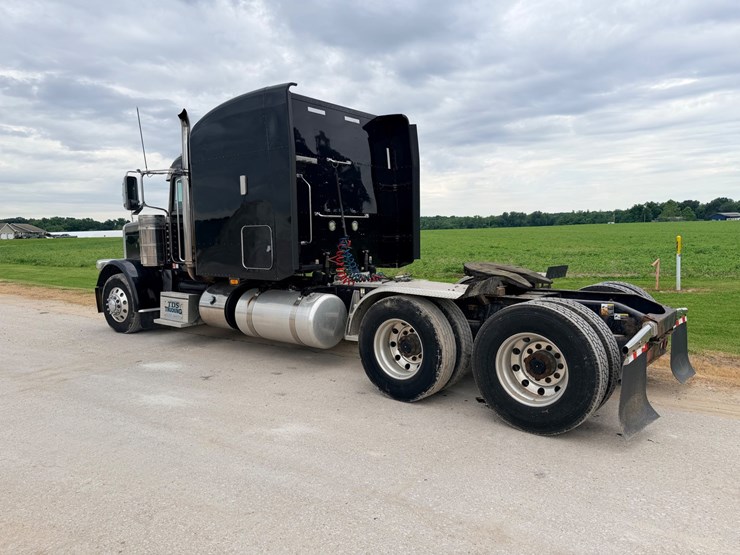 2013-peterbilt-388-image-4