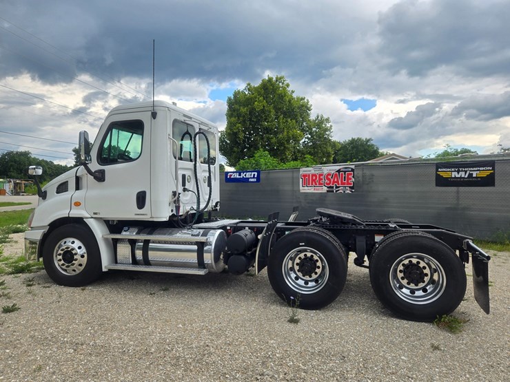 2012-freightliner-cascadia-113-image-7