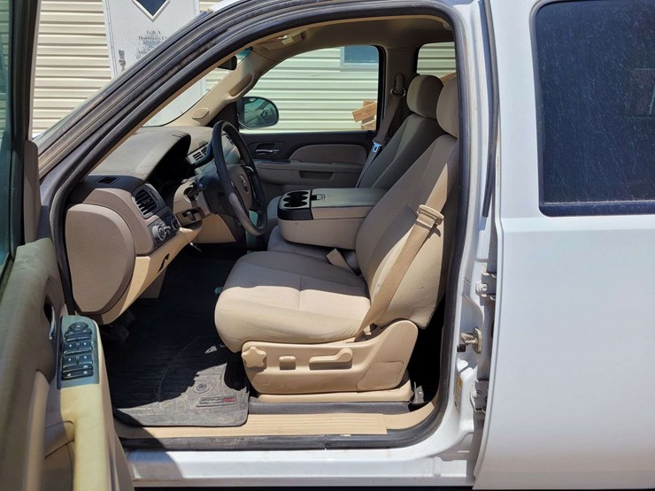 2013-chevrolet-suburban-image-13