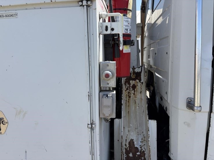 2000-freightliner-fl80-image-11