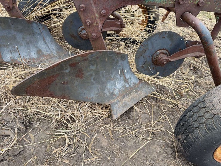 john-deere-pull-type-three-bottom-plow.-image-14