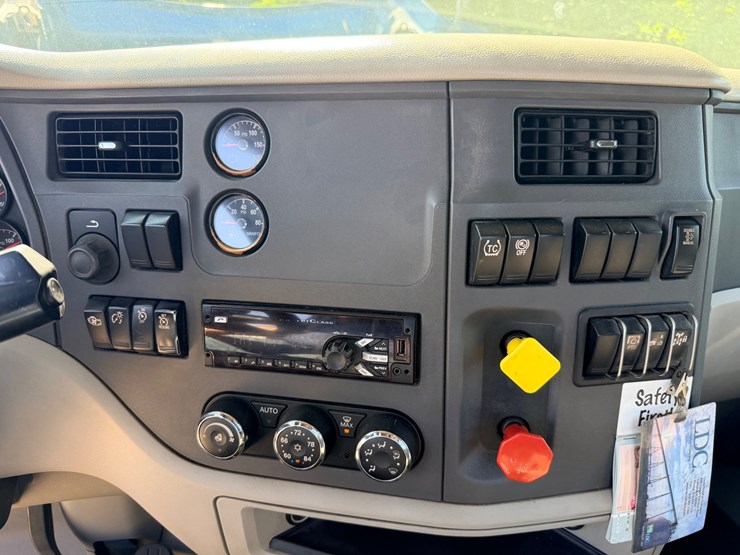 2021-peterbilt-579-image-120