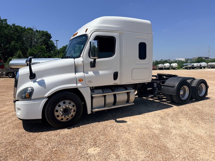 2016-freightliner-cascadia-125-image-4