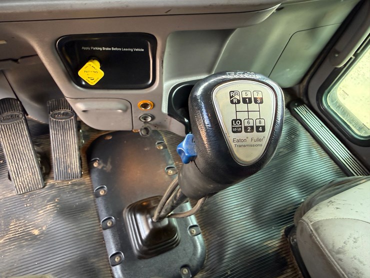 2015-peterbilt-365-image-31