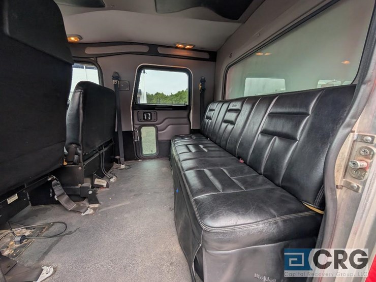 2010-peterbilt-335-image-29
