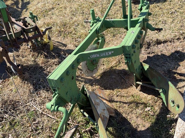 john-deere-three-point-two-bottom-plow-image-3