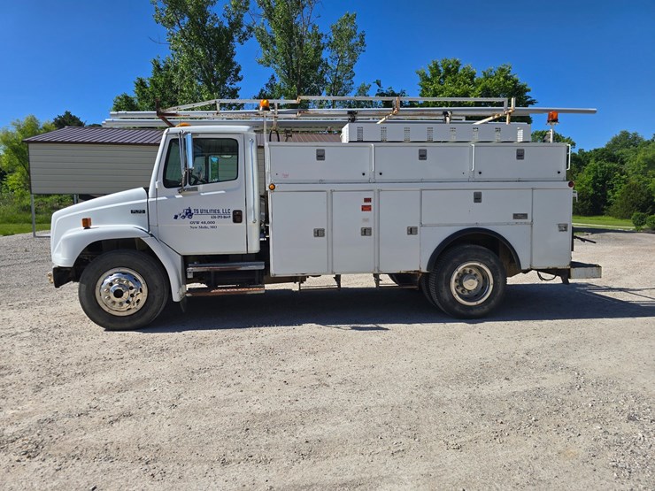 2001-freightliner-fl70-image-6