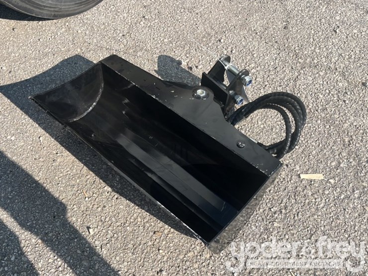 unused-tpm-32"-hydraulic-tilt-bucket,-1"-pin-hole-c/w-hydraulic-hoses-to-suit-0.8-1.4-ton-mini-excavators-image-2