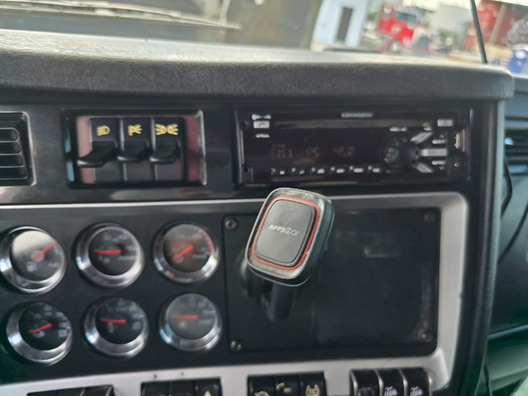2015-kenworth-t800-image-65