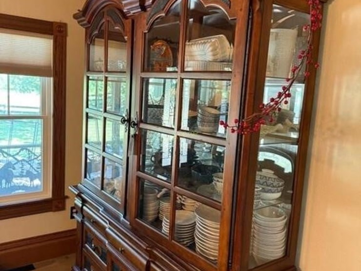 large-glass-door-display-lighted-cabinet-image-6