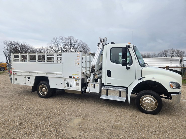 2010-freightliner-m2-106-image-25